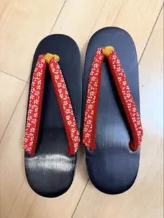 黒い下駄 赤い花柄ストラップ