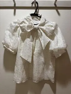 新品タグ付き☆ローズティアラベージュ地黒ドット柄半袖春夏ブラウス