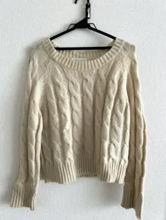ケーブル編みニット　アイボリー　ベージュ