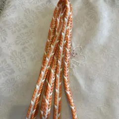 オレンジと白の房付き編み紐