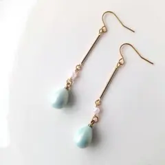 №714　オーロラグリーンチャームピアスイヤリング　ハンドメイド