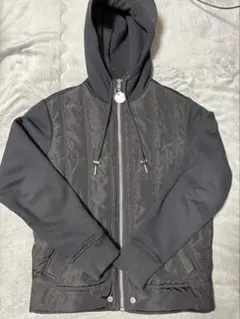 黒いフード付きスウェットパーカー