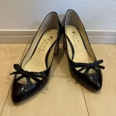 DIANA 黒 リボン付きオープントゥパンプス