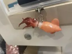 イカのキーホルダー オレンジと赤