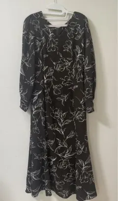 ［お値下げ］ナチュラルビューティーベーシック　ラインフラワープリントワンピース