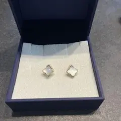 Vendome Aoyama ホワイトシェル ピアスのサムネイル