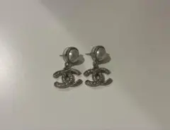【今週末までお値下中】CHANEL パール付きロゴピアスのサムネイル
