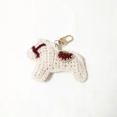 ダーラナホースのチャーム//あみぐるみ//オフホワイト×レッド//ハンドメイド
