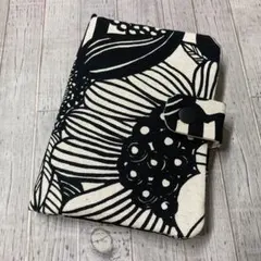 マルチカードケース（お薬手帳・保険証・通帳等）北欧風花柄ブラック