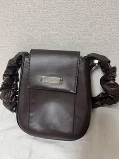 un/neuギャザーハンドルフェイクレザーレザーフラップバッグ　ブラウン