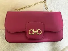 大幅値下げ⭐︎【フェラガモ】美品　レザー製ガンチーニ　チェーンショルダーバッグ