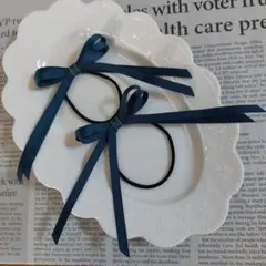 ダークグリーンの細リボンのWヘアゴム、シンプルな2個セット