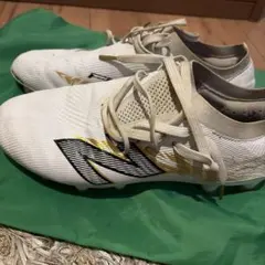 New Balance サッカースパイク ホワイト ゴールドのサムネイル