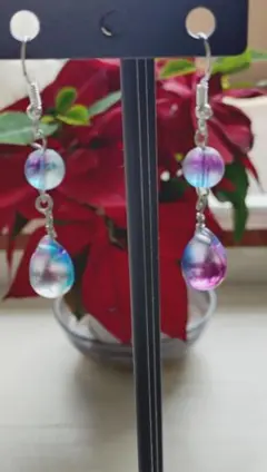 ハンドメイド 青紫色のドロップ型ピアス