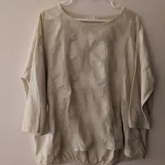 Days 刺繍入りベージュトップス