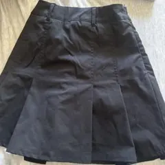 黒いミニプリーツスカート