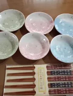 桜模様の陶器小鉢8枚セットとお箸4膳