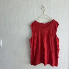 赤のノースリーブVネックトップス