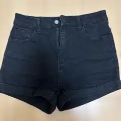 黒のロールアップショートパンツ