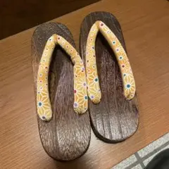 花柄鼻緒の木製下駄