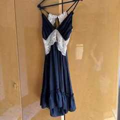 黒いレーストリムキャミソールネグリジェ