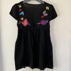 黒の刺繍入り半袖チュニック