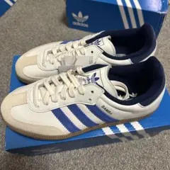 ブルー スニーカー