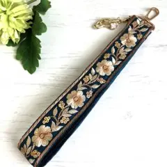 ネイビーブルー花柄インド刺繍リボンハンドストラップ　チャーム付き