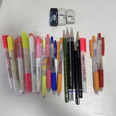 ペン13本、鉛筆5本（HB・2B）、消しゴム3個