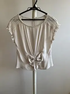 美品　アイボリー レース袖 リボントップス