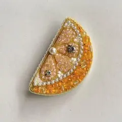 カット　オレンジ　ビーズ刺繍ブローチ