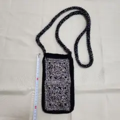 スマホショルダーバッグ 黒と青の編み込みデザイン