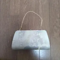 淡い色合いの花柄クラッチバッグ　素晴らしい柄