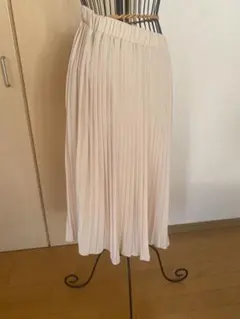 シンプルなプリーツスカート ひざ下丈