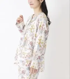 LAURA ASHLEY 花柄パジャマ 上下セット Mサイズのサムネイル