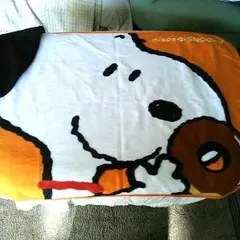 耳に収納できるスヌーピーの膝掛け