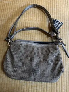 スタッズ付きグレーショルダーバッグ
