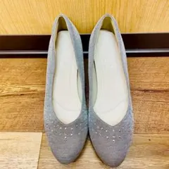 ☆NUOVO　グレーパンプス　ストーン付き　23.5ｃｍ