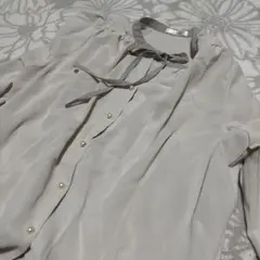 グレー