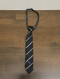 COMME CA ISM 子供用 パッチン ネクタイ （黒ストライプ）