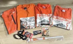 au TOM′s Tシャツ フラッグ 缶バッチ ステッカー パス