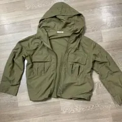 ショート丈　秋物ナイロンパーカー　ジップアップブルゾン　カーキ