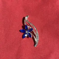 ブローチ　青い花デザインの銀色ブローチ