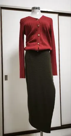 カーキのロング巻スカート。タイト