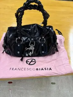 黒のパテントレザー ハンドバッグ