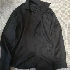 黒のストライプ長袖シャツ