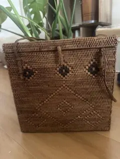 バリ島天然素材ショルダーバッグ｜幾何学模様のかごバッグ ブラウン