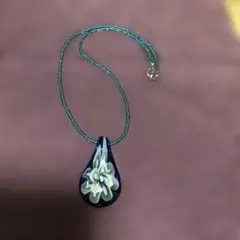 青い涙型ガラスネックレス 花デザイン