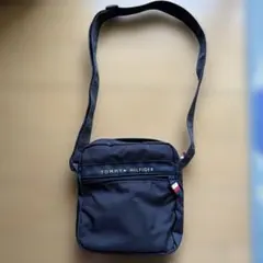 TOMMY HILFIGER ブラックショルダーバッグ