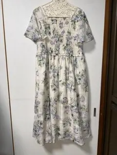 新品未使用ローズティアラ42サイの小花柄半袖ワンピース